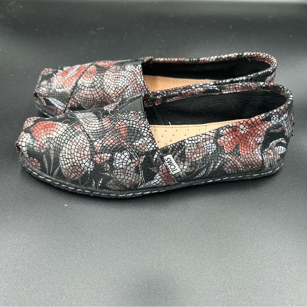 Toms Shiny Floral Patterned Flats Sz 9.5 Comfort Walking  Dressy Feminine Pretty - Picture 2 of 8